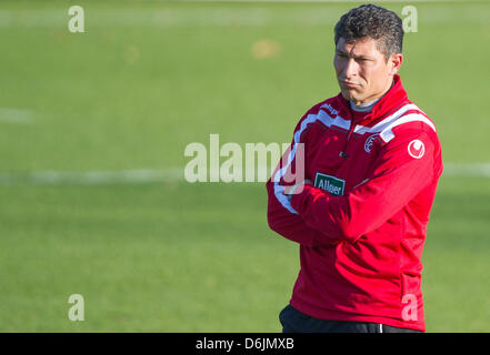 Kaiserslautern neue Trainer Krasimir Balakov ist während einer Trainingseinheit in Kaiserslautern, Deutschland, 22. März 2012 abgebildet. Balakov wurde am 22. März 2012 als neuer Cheftrainer vorgestellt. Der ehemalige bulgarische Mittelfeldspieler soll krisengeschüttelten Fußball Bundesligisten 1 speichern. FC Kaiserslautern vor dem Abstieg. Foto: UWE ANSPACH Stockfoto