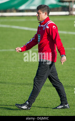 Kaiserslautern neue Trainer Krasimir Balakov ist während einer Trainingseinheit in Kaiserslautern, Deutschland, 22. März 2012 abgebildet. Balakov wurde am 22. März 2012 als neuer Cheftrainer vorgestellt. Der ehemalige bulgarische Mittelfeldspieler soll krisengeschüttelten Fußball Bundesligisten 1 speichern. FC Kaiserslautern vor dem Abstieg. Foto: UWE ANSPACH Stockfoto