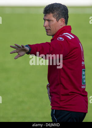 Kaiserslautern neue Trainer Krasimir Balakov ist während einer Trainingseinheit in Kaiserslautern, Deutschland, 22. März 2012 abgebildet. Balakov wurde am 22. März 2012 als neuer Cheftrainer vorgestellt. Der ehemalige bulgarische Mittelfeldspieler soll krisengeschüttelten Fußball Bundesligisten 1 speichern. FC Kaiserslautern vor dem Abstieg. Foto: UWE ANSPACH Stockfoto