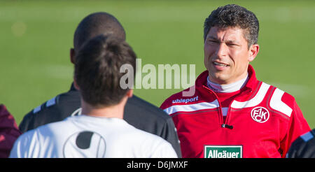 Kaiserslautern neue Cheftrainer Krasimir Balakov (R) während einer Trainingseinheit in Kaiserslautern, Deutschland, 22. März 2012 abgebildet ist. Balakov wurde am 22. März 2012 als neuer Cheftrainer vorgestellt. Der ehemalige bulgarische Mittelfeldspieler soll krisengeschüttelten Fußball Bundesligisten 1 speichern. FC Kaiserslautern vor dem Abstieg. Foto: UWE ANSPACH Stockfoto