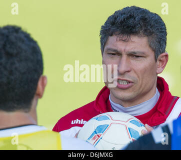 Kaiserslautern neue Cheftrainer Krasimir Balakov (R) während einer Trainingseinheit in Kaiserslautern, Deutschland, 22. März 2012 abgebildet ist. Balakov wurde am 22. März 2012 als neuer Cheftrainer vorgestellt. Der ehemalige bulgarische Mittelfeldspieler soll krisengeschüttelten Fußball Bundesligisten 1 speichern. FC Kaiserslautern vor dem Abstieg. Foto: UWE ANSPACH Stockfoto