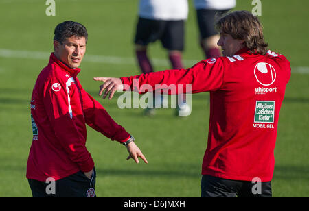 Kaiserslautern neuer Cheftrainer Krassimir Balakov (L) und Ziel Torwart Trainer Gerry Ehrmann Geste während einer Trainingseinheit in Kaiserslautern, Deutschland, 22. März 2012. Balakov wurde am 22. März 2012 als neuer Cheftrainer vorgestellt. Der ehemalige bulgarische Mittelfeldspieler soll krisengeschüttelten Fußball Bundesligisten 1 speichern. FC Kaiserslautern vor dem Abstieg. Foto: UWE ANSPACH Stockfoto