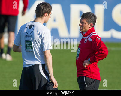 Kaiserslautern neuer Cheftrainer Krasimir Balakov (R) spricht mit einer Plaxer während einer Trainingseinheit in Kaiserslautern, Deutschland, 22. März 2012. Balakov wurde am 22. März 2012 als neuer Cheftrainer vorgestellt. Der ehemalige bulgarische Mittelfeldspieler soll krisengeschüttelten Fußball Bundesligisten 1 speichern. FC Kaiserslautern vor dem Abstieg. Foto: UWE ANSPACH Stockfoto