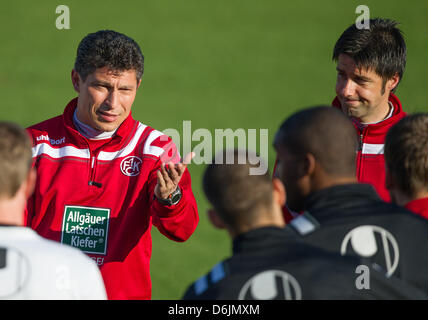 Kaiserslautern neuer Cheftrainer Krasimir Balakov (C) und Co-Trainer Ilija Grujev (R) sind während einer Trainingseinheit in Kaiserslautern, Deutschland, 22. März 2012 abgebildet. Balakov wurde am 22. März 2012 als neuer Cheftrainer vorgestellt. Der ehemalige bulgarische Mittelfeldspieler soll krisengeschüttelten Fußball Bundesligisten 1 speichern. FC Kaiserslautern vor dem Abstieg. Foto: UWE ANSPACH Stockfoto