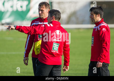 Kaiserslautern neuer Cheftrainer Krasimir Balakov (C) und Co-Trainer Ilija Grujev (R) sind während einer Trainingseinheit in Kaiserslautern, Deutschland, 22. März 2012 abgebildet. Balakov wurde am 22. März 2012 als neuer Cheftrainer vorgestellt. Der ehemalige bulgarische Mittelfeldspieler soll krisengeschüttelten Fußball Bundesligisten 1 speichern. FC Kaiserslautern vor dem Abstieg. Foto: UWE ANSPACH Stockfoto