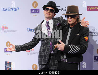 Deutscher Musiker, Udo Lindenberg (R) und Jan Delay kommen für die 2012 Echo Music Awards in Berlin, Deutschland, 22. März 2012. Der Musikpreis Echo ist in 27 Kategorien vergeben. Foto: Jens Kalaene Dpa/Lbn +++(c) Dpa - Bildfunk +++ Stockfoto