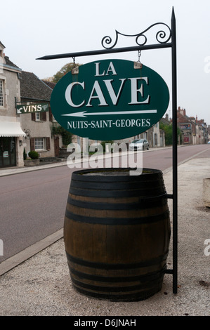 Zeichen für einen Weinkeller in Nuits-Saint-Georges, Frankreich Stockfoto