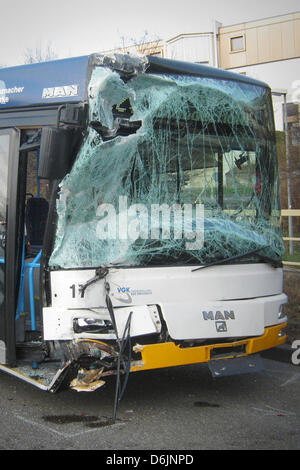 Ein Kollision beeinflusst Schulbus parkt in Bad Münster am Stein-Ebernburg, Deutschland, 23. März 2012. 15 Personen, die meisten davon Kinder Schule, bei einer Kollision zwischen zwei Schulbusse in Rheinland-Pfalz wurden verletzt. 07:45 morgens am den Bus prallte gegen den anderen auf durch Straße 48 in der Nähe von Bad Münster Stein-Ebernburg. Foto: Polizei Stockfoto