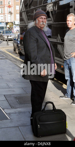 US-amerikanischer Gitarrist, Sänger und Songwriter David Crosby ist gesehen verlassen the Fitzwilliam Hotel Dublin, Irland - 27.09.11 Stockfoto