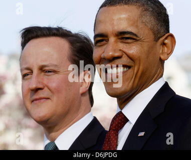 U.S. President Barack Obama (R) begrüßt der britische Premierminister David Cameron im Rahmen einer offiziellen Ankunft Zeremonie auf dem South Lawn des weißen Hauses 14. März 2012 in Washington, DC. Premierminister Cameron wurde auf einem dreitägigen Besuch in den USA und er erwartet, Gespräche mit Präsident Obama über die Lage in Afghanistan, Syrien und Iran haben. Bildnachweis: Chip Somodevilla / Pool vi Stockfoto