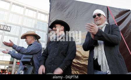 DJ Oetzi (R), Howard (L) und David Bellamy von der US-Country-Musik-Duo "Bellamy Brothers" durchzuführen auf dem Alexanderplatz in Berlin, Deutschland, 23. März 2012. Die Musiker eingeladen, die Öffentlichkeit zur Teilnahme an eines Flashmobs mit dem Motto "Wie A Star" und sang die englische Version des DJ Oetzi Hit "A Star...". Foto: Xamax Stockfoto