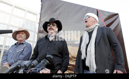 DJ Oetzi (R), Howard (L) und David Bellamy von der US-Country-Musik-Duo "Bellamy Brothers" durchzuführen auf dem Alexanderplatz in Berlin, Deutschland, 23. März 2012. Die Musiker eingeladen, die Öffentlichkeit zur Teilnahme an eines Flashmobs mit dem Motto "Wie A Star" und sang die englische Version des DJ Oetzi Hit "A Star...". Foto: Xamax Stockfoto