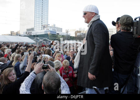 DJ Oetzi (R) und Howard und David Bellamy (überdacht), der US-Country-Musik-Duo "Bellamy Brothers" durchzuführen auf dem Alexanderplatz in Berlin, Deutschland, 23. März 2012. Die Musiker eingeladen, die Öffentlichkeit zur Teilnahme an eines Flashmobs mit dem Motto "Wie A Star" und sang die englische Version des DJ Oetzi Hit "A Star...". Foto: Xamax Stockfoto