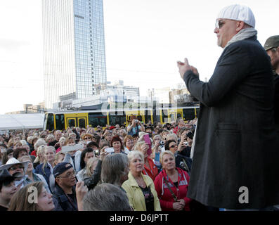 DJ Oetzi (R) und Howard und David Bellamy (überdacht), der US-Country-Musik-Duo "Bellamy Brothers" durchzuführen auf dem Alexanderplatz in Berlin, Deutschland, 23. März 2012. Die Musiker eingeladen, die Öffentlichkeit zur Teilnahme an eines Flashmobs mit dem Motto "Wie A Star" und sang die englische Version des DJ Oetzi Hit "A Star...". Foto: Xamax Stockfoto