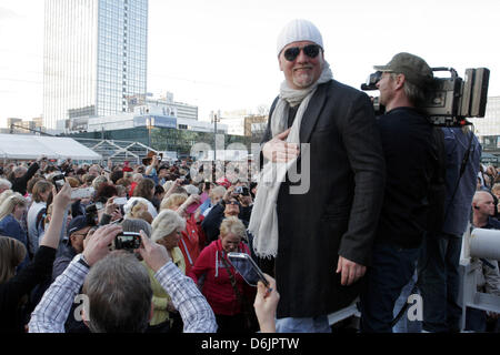 DJ Oetzi (R) und Howard und David Bellamy (überdacht), der US-Country-Musik-Duo "Bellamy Brothers" durchzuführen auf dem Alexanderplatz in Berlin, Deutschland, 23. März 2012. Die Musiker eingeladen, die Öffentlichkeit zur Teilnahme an eines Flashmobs mit dem Motto "Wie A Star" und sang die englische Version des DJ Oetzi Hit "A Star...". Foto: Xamax Stockfoto