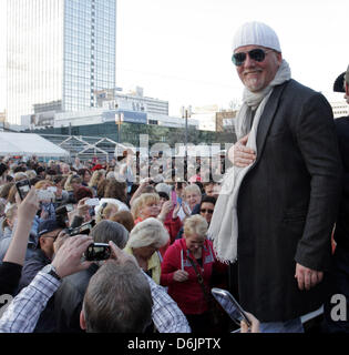 DJ Oetzi (R) und Howard und David Bellamy (überdacht), der US-Country-Musik-Duo "Bellamy Brothers" durchzuführen auf dem Alexanderplatz in Berlin, Deutschland, 23. März 2012. Die Musiker eingeladen, die Öffentlichkeit zur Teilnahme an eines Flashmobs mit dem Motto "Wie A Star" und sang die englische Version des DJ Oetzi Hit "A Star...". Foto: Xamax Stockfoto