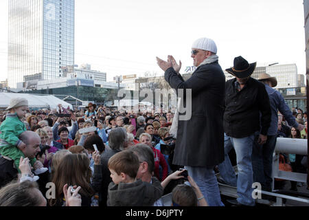 DJ Ötzi (2-R) und Howard und David Bellamy (R) der US-Country-Musik-Duo "Bellamy Brothers" durchzuführen auf dem Alexanderplatz in Berlin, Deutschland, 23. März 2012. Die Musiker eingeladen, die Öffentlichkeit zur Teilnahme an eines Flashmobs mit dem Motto "Wie A Star" und sang die englische Version des DJ Oetzi Hit "A Star...". Foto: Xamax Stockfoto