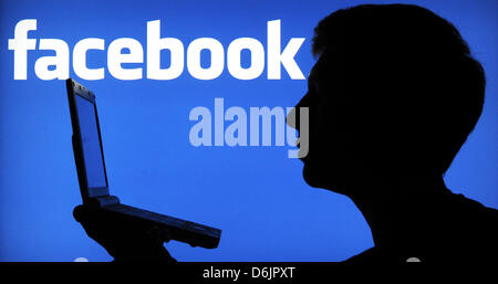 (Dpa-Datei) - ein Datei-Bild vom 23. Januar 2012 zeigt die Silhouette eines Mannes Blick auf einem Bildschirm eines Computers vor dem Logo von Facebook in Hannover. Facebook rüstet sich für Patentklagen durch den Kauf von Hunderten von IBM-Patente. Facebook bestätigt diese Informationen an US-Medien am 22. März 2912. Foto: Julian Stratenschulte Stockfoto