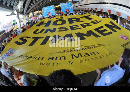 Menschen demonstrieren gegen Fluglärm am Flughafen in Frankfurt Main, Deutschland, 24. März 2012. Gruppen aus der gesamten Region Rhein-Main Flüsse haben demonstrierten gegen Fluglärm monatelang durch eine neue Start-und Landebahn gebaut im Oktober 2011 am Flughafen die erhöht des Lärms und verteilt es über verschiedene Bereiche, die nicht vor betroffen waren. Foto: AR Stockfoto