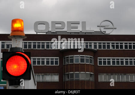 (Datei) - ein Dpa-Datei Bild datiert 26. Mai 2011 zeigt das Opel-Logo bei einem Opel Werk in Bochum, Deutschland. Mitarbeiter der Autobauer Opel haben, fürchten um ihren Arbeitsplatz als Muttergesellschaft General Motors (GM) sieht, um Kosten zu sparen. Pflanzen in Bochum und Ellesmere Port in Großbritannien sind in Gefahr. Foto: Bernd Thissen Stockfoto