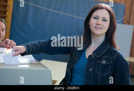 Spitzenkandidat der deutschen Piraten Partei Jasmin Maurer wirft ihre Stimmzettel im Saarland Landtagswahlen in Blieskastel, Deutschland, 25. März 2012. Rund 800.000 Menschen sollen zu den Urnen gehen. Foto: Uwe Anspach Stockfoto