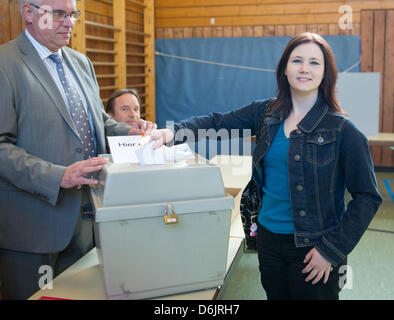 Spitzenkandidat der deutschen Piraten Partei Jasmin Maurer wirft ihre Stimmzettel im Saarland Landtagswahlen in Blieskastel, Deutschland, 25. März 2012. Rund 800.000 Menschen sollen zu den Urnen gehen. Foto: Uwe Anspach Stockfoto