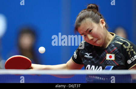 Japanische Ai Fukuhara dient gegen Serbiens Feher während des Weibes World Table Tennis Championships C Gruppenspiel zwischen Japan und Serbien an der Westfalenhalle in Dortmund, Deutschland, 25. März 2012. Foto: FRISO GENTSCH Stockfoto