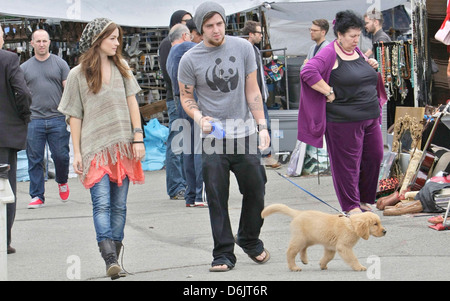 DSDS Gewinner Lee DeWyze und Verlobte Jonna Walsh genießen Sie den Tag bei einem Hollywood Flohmarkt Los Angeles, Kalifornien - 25.09.11 Stockfoto