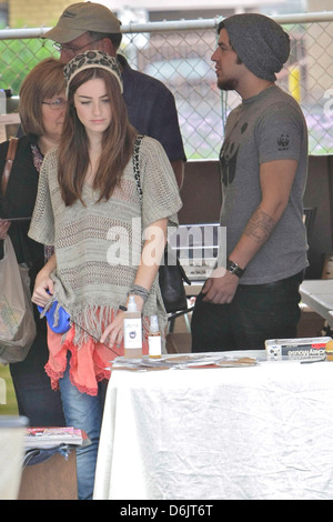 DSDS Gewinner Lee DeWyze und Verlobte Jonna Walsh genießen Sie den Tag bei einem Hollywood Flohmarkt Los Angeles, Kalifornien - 25.09.11 Stockfoto