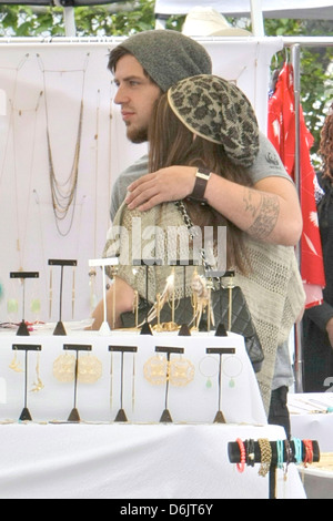 DSDS Gewinner Lee DeWyze und Verlobte Jonna Walsh genießen Sie den Tag bei einem Hollywood Flohmarkt Los Angeles, Kalifornien - 25.09.11 Stockfoto