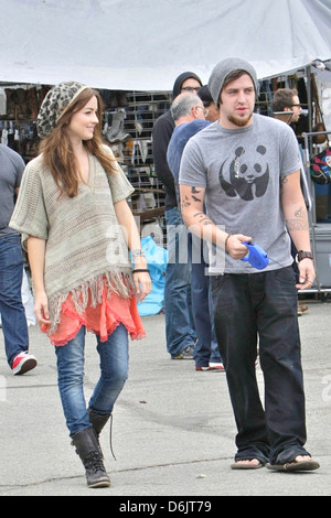 DSDS Gewinner Lee DeWyze und Verlobte Jonna Walsh genießen Sie den Tag bei einem Hollywood Flohmarkt Los Angeles, Kalifornien - 25.09.11 Stockfoto