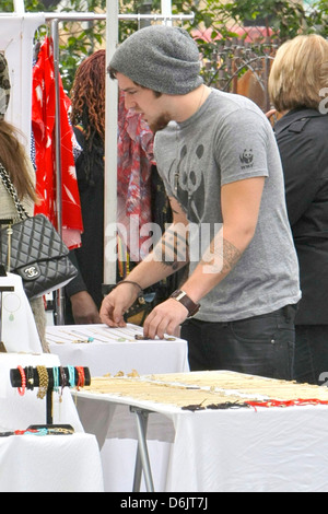 DSDS Gewinner Lee DeWyze und Verlobte Jonna Walsh genießen Sie den Tag bei einem Hollywood Flohmarkt Los Angeles, Kalifornien - 25.09.11 Stockfoto