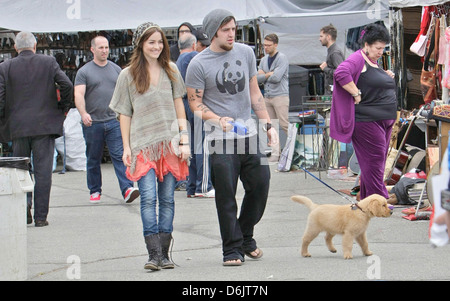 DSDS Gewinner Lee DeWyze und Verlobte Jonna Walsh genießen Sie den Tag bei einem Hollywood Flohmarkt Los Angeles, Kalifornien - 25.09.11 Stockfoto