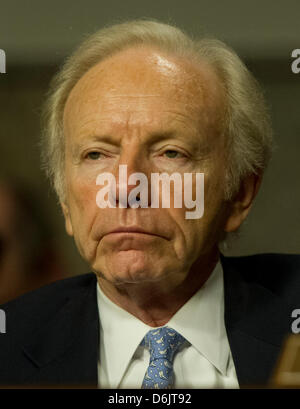 US-Senator Joseph Lieberman (unabhängige Demokraten Connecticut), hört, wie General John R. Allen, USMC, Commander, International Security Assistance Force und Commander, United States Forces Afghanistan, bezeugt über die Situation in Afghanistan vor den US Senate Armed Services Committee auf dem Capitol Hill in Washington, D.C. am Donnerstag, den 22. März 2012..Credit: Ron Stockfoto