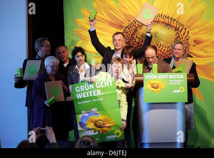 Der Wahl-Kampagnen-Team der grünen fasst rund um Top-Kandidaten in North Rhine-Westphalia, Sylvia Loehrmann (C-mit Banner), während der Staatsrat Partei in Mülheim (Ruhr), Deutschland, 25. März 2012. Foto: Jonas Guettler Stockfoto