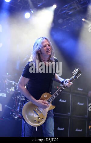 Doug Aldrich der britischen Hardrock-Band "Whitesnake" führt auf der Bühne während der Musikmesse in Frankfurt/Main, Deutschland, 24. März 2012.  Foto: Susannah V. Vergau Stockfoto