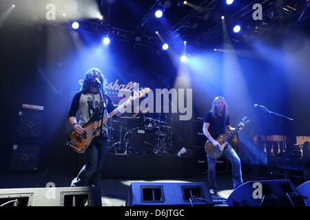 Gitarrist Doug Aldrich (L-R), Brian Tichy (Schlagzeug) und Michael Devin (Bass) der britischen Hardrock-Band "Whitesnake" führen auf der Bühne während der Musikmesse in Frankfurt/Main, Deutschland, 24. März 2012.  Foto: Susannah V. Vergau Stockfoto