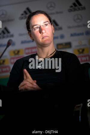 Rekord Fußballspieler Birgit Prinz besucht die Pressekonferenz auf ihrem Abschiedsspiel in der Zentrale des deutschen Fußball-Bundes (DFB) in Frankfurt Am Main, Deutschland, 26. März 2012. 34 Jahre alte Prinz haben ihr letzte Entsprechung mit der Frauen Nationalmannschaft gegen 1. FFC Frankfurt am 27. März 2012. Foto: FRANK RUMPENHORST Stockfoto