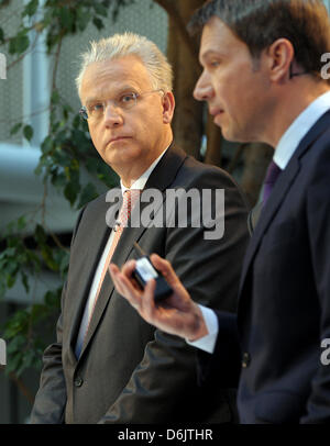 Telekom CEO Rene Obermann (R) und der Leiter der Behörde Gehäuse Deutsche Annington, Wijnand Donkers (L), Teilnahme an einer Pressekonferenz über die Zusammenarbeit zwischen der Telekom und Annington in Bochum, Deutschland, 26. März 2012. In den nächsten Jahren sind Annington Haushalte an das Glasfasernetz angeschlossen werden. Foto: CAROLINE SEIDEL Stockfoto