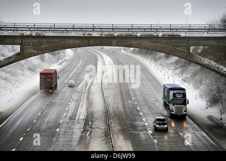 Winter Fahrbedingungen auf der M4-Autobahn in der Nähe von Bad Stockfoto