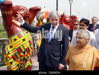 Bürgermeister von Berlin Klaus Wowereit stellt die Bären-Skulpturen, Chief Minister von Delhi Sheila Dikshit in Neu-Delhi, Indien, 27. März 2012. Das Zentrum von Wowereits Besuch in Neu-Dehli eröffnete er eine Ausstellung von 143 lebensgroßen, bunt bemalten Bären gemeinsam mit seinem Amtskollegen Dikshit. Foto: Malte Laub Stockfoto