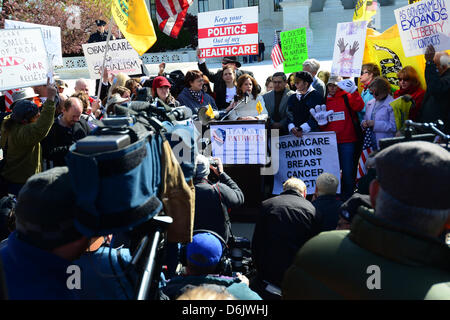 US-amerikanischer Jurist Michele Bachmann (Republikanische of Minnesota) macht Bemerkungen auf Demonstranten vor dem US Supreme Court Gebäude in Washington 27.03.2012, als mündlich verhandelt über die Verfassungsmäßigkeit des Gesetzes US Health Care weiter im Inneren des Gebäudes. . Bildnachweis: Ron Sachs / CNP Stockfoto