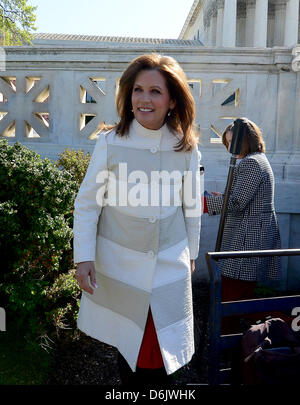 US-amerikanischer Jurist Michele Bachmann (Republikanische of Minnesota) fährt nach Zeug Bemerkungen auf Demonstranten vor dem US Supreme Court Gebäude in Washington, 27.03.2012 wie mündliche Argumente in Bezug auf die Verfassungsmäßigkeit des Gesetzes US Health Care im Inneren des Gebäudes weiter. . Bildnachweis: Ron Sachs / CNP Stockfoto