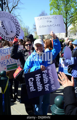 Demonstranten vor dem United States Supreme Court Gebäude in Washington, weiter 27.03.2012 als mündliche Argumente in Bezug auf die Verfassungsmäßigkeit des Gesetzes US Health Care im Inneren des Gebäudes. . Bildnachweis: Ron Sachs / CNP Stockfoto