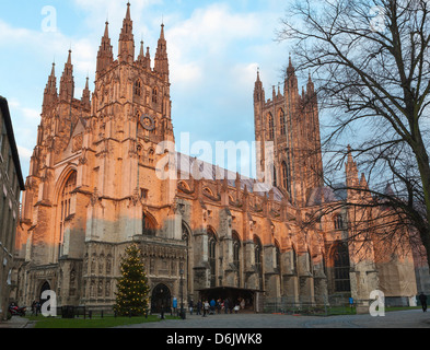 Die Kathedrale von Canterbury, UNESCO-Weltkulturerbe mit Krippe Diorama bei Dämmerung, Canterbury, Kent, England, UK Stockfoto