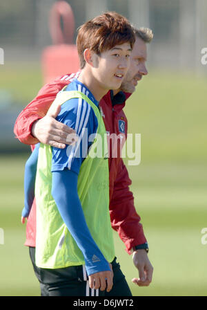 Hamburgs Trainer Thorsten Fink (R) Gespräche Spieler Heung-Min Son während einer Trainingseinheit des Fußball-Bundesligisten Hamburger SV neben der Imtech Arena in Hamburg, Deutschland, 28. März 2012. Hamburgs Trainer Fink hat den Trainingsplan verstärkt, weil der Verein derzeit Abstieg droht. Foto: CHRISTIAN CHARISIUS Stockfoto