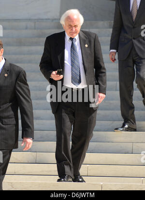 US-amerikanischer Jurist Sander Levin (Demokrat of Michigan), Ranking Member, US-Repräsentantenhaus und Wege Ausschuss fährt der US Supreme Court Gebäude nach dem zweiten Tag des mündlichen Argumente in Bezug auf die Verfassungsmäßigkeit des Gesetzes US Health Care. . Bildnachweis: Ron Sachs / CNP Stockfoto