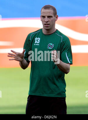 Hannovers Jan Schlaudraff hat Teil Training im Vincente Calderon Stadion, bevor das Viertelfinale Rückspiel-match gegen Atletico Madrid in der Champions League am 29. März in Madrid, Spanien, 28. März 2012. Foto: Peter Steffen Stockfoto