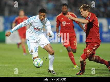 Bayern Holger Badstuber (R) und Marseilles Loic Remy wetteifern um den Ball in der Champions League Viertelfinale ersten Bein Fußballspiel zwischen FC Bayern München und Olympique Marseille im Stade Velodrome in Marseille, Frankreich, 28. März 2012. Foto: Andreas Gebert Dpa +++(c) Dpa - Bildfunk +++ Stockfoto