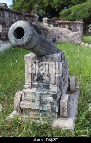 Eine alte Kanone auf dem Gelände der kaiserlichen Zitadelle, UNESCO-Weltkulturerbe, Hue, Vietnam, Indochina, Südost-Asien Stockfoto